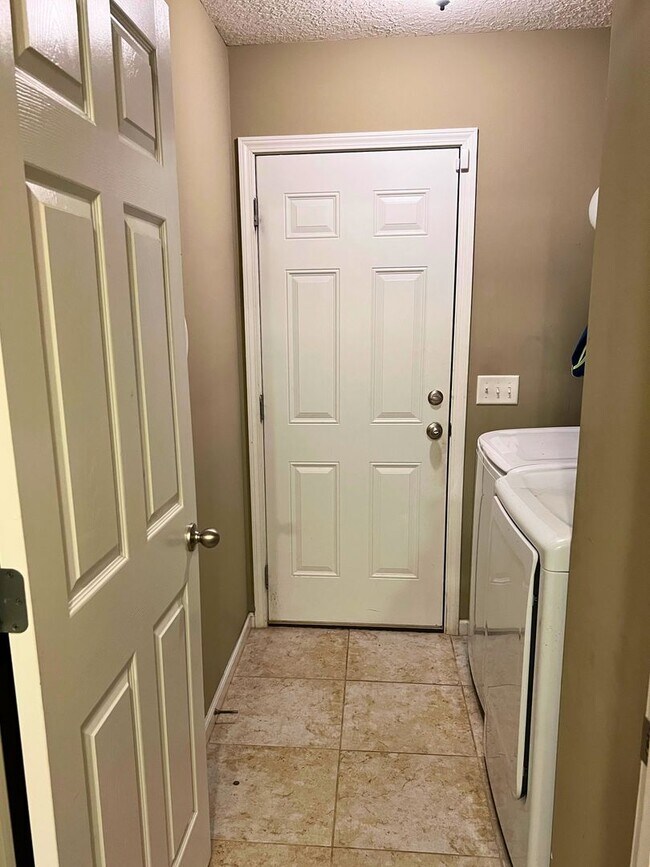Building Photo - 3-Bedroom, 2-Bath Home with Pool Access an...