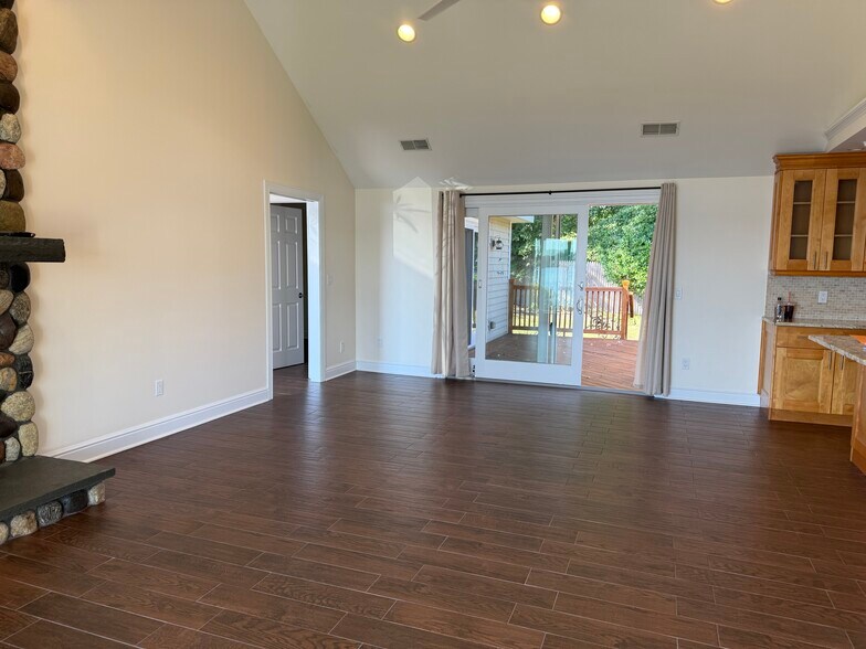 Building Photo - 267 Weed Ave