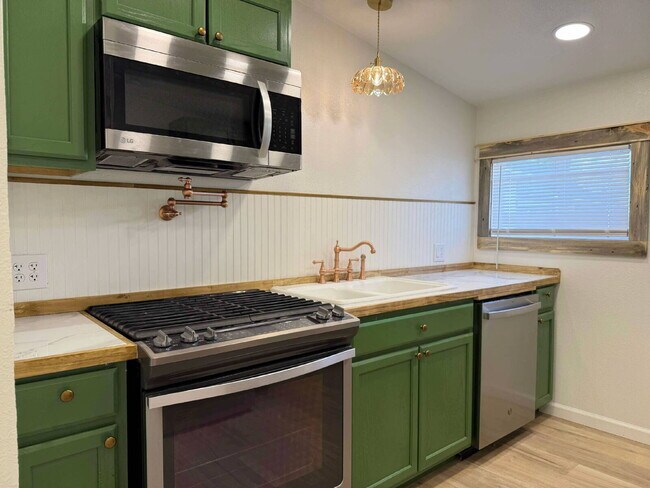 Building Photo - "Charming 1-Bedroom Retreat in Mountain Home – Your Cozy Haven Awaits!"