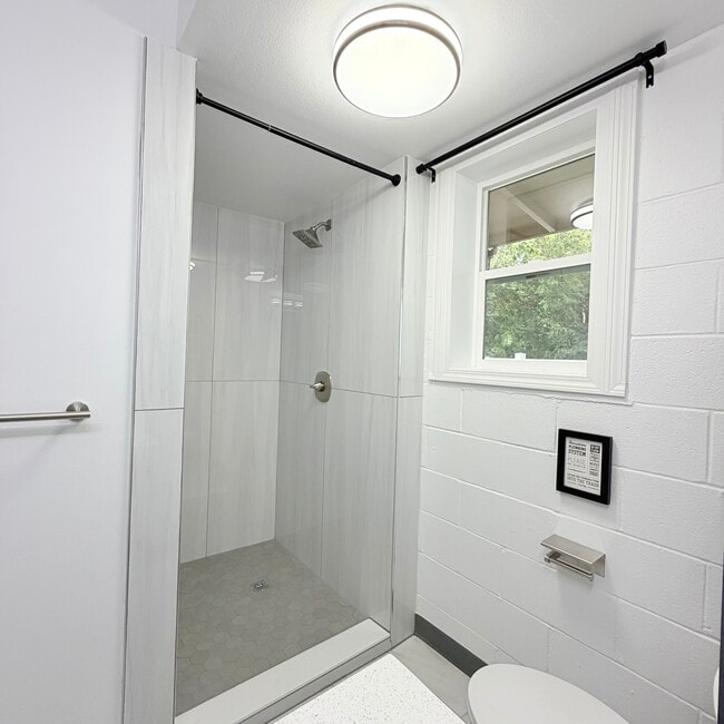 Full size bathroom - 1739 Kamohoalii St
