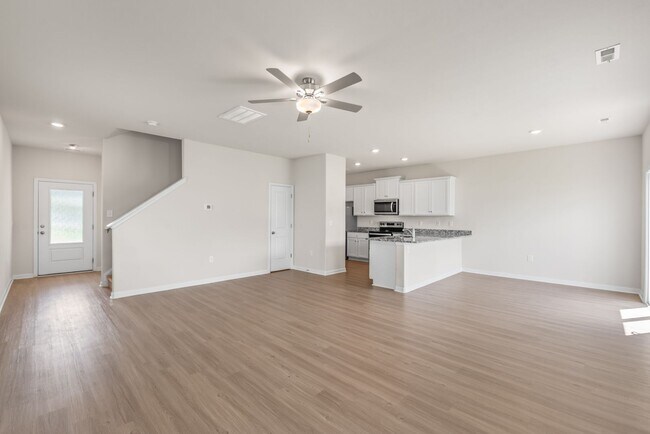 Building Photo - Modern Home with Great Layout!