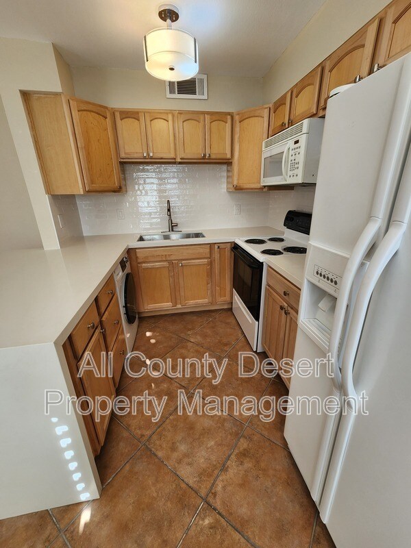 Building Photo - 760 E Cottonwood Rd