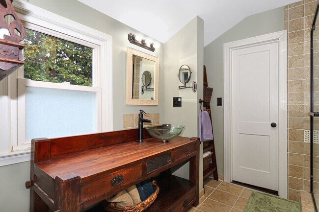 Building Photo - Beautiful Waterview Home on Chesapeake Ave. Contact Victoria Jenkins at (757) 525-7157 for more i...