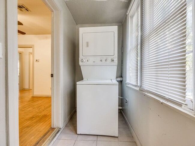 Building Photo - 2 Bed 1 Bath - Refrigerator Included - Urb...