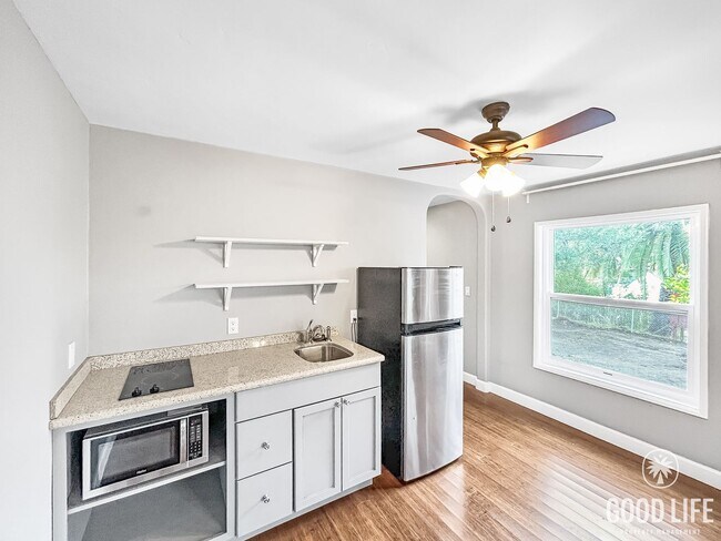 Building Photo - Beautiful 4BD/2.5 BA W/ Updated Bathrooms, A/C, and a Large Backyard in El Cerrito!