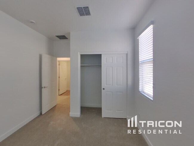 Building Photo - 2634 E Danbury Rd