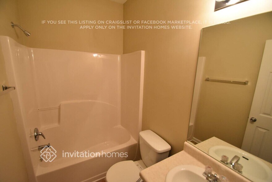 Building Photo - 70 Silver Willow Walk