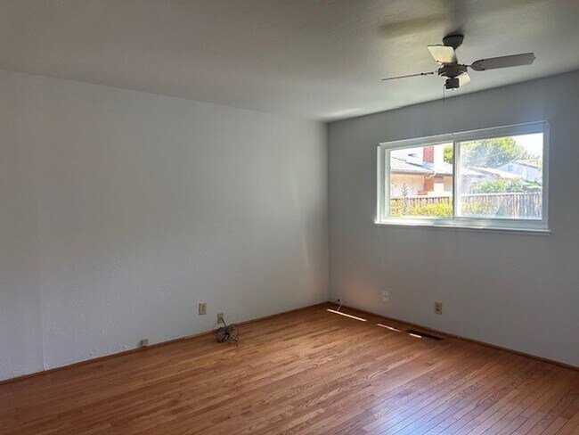 Building Photo - Nice 2-Story Single Family Home With Offic...