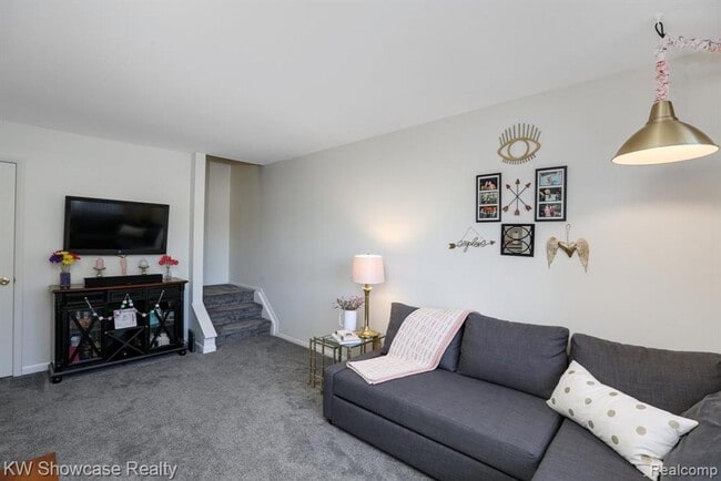 Building Photo - 2 Bed townhouse with Gas and water included!