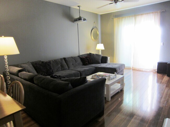 Building Photo - ESCALA - Luxury 2 / 2.5 Townhouse + 2 Car Garage in Gated Escala Community