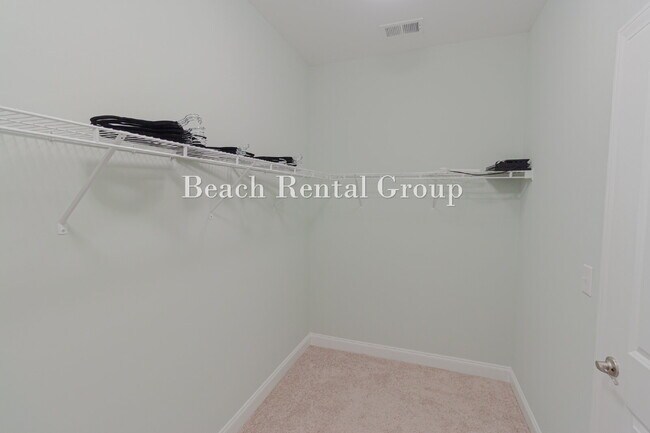 Building Photo - Fully Furnished Corner Lot with Screened Patio