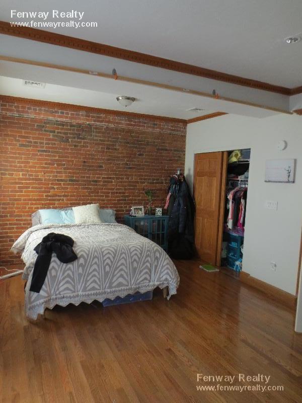Primary Photo - 71 Gainsborough St