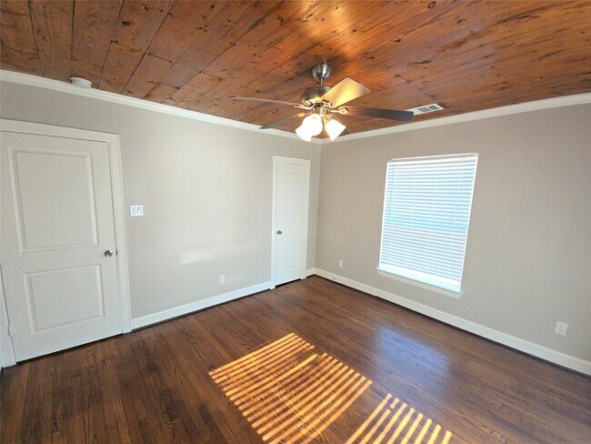 Building Photo - 210 Olive Ave