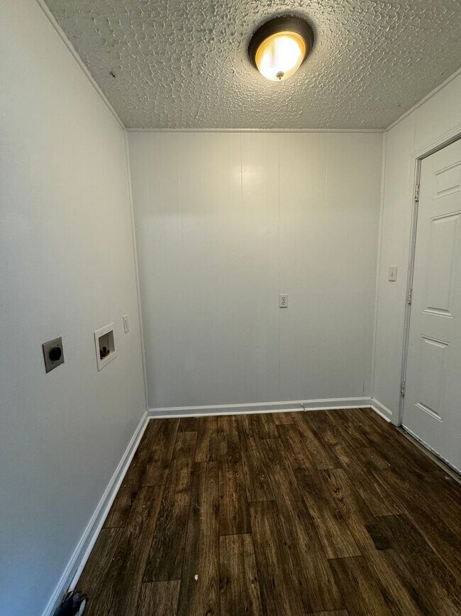 Building Photo - 3 Bedroom, 1 Bath totally fenced-in yard