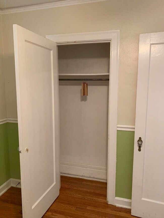 Building Photo - Charming 2/1 in the heart of St. Nicholas