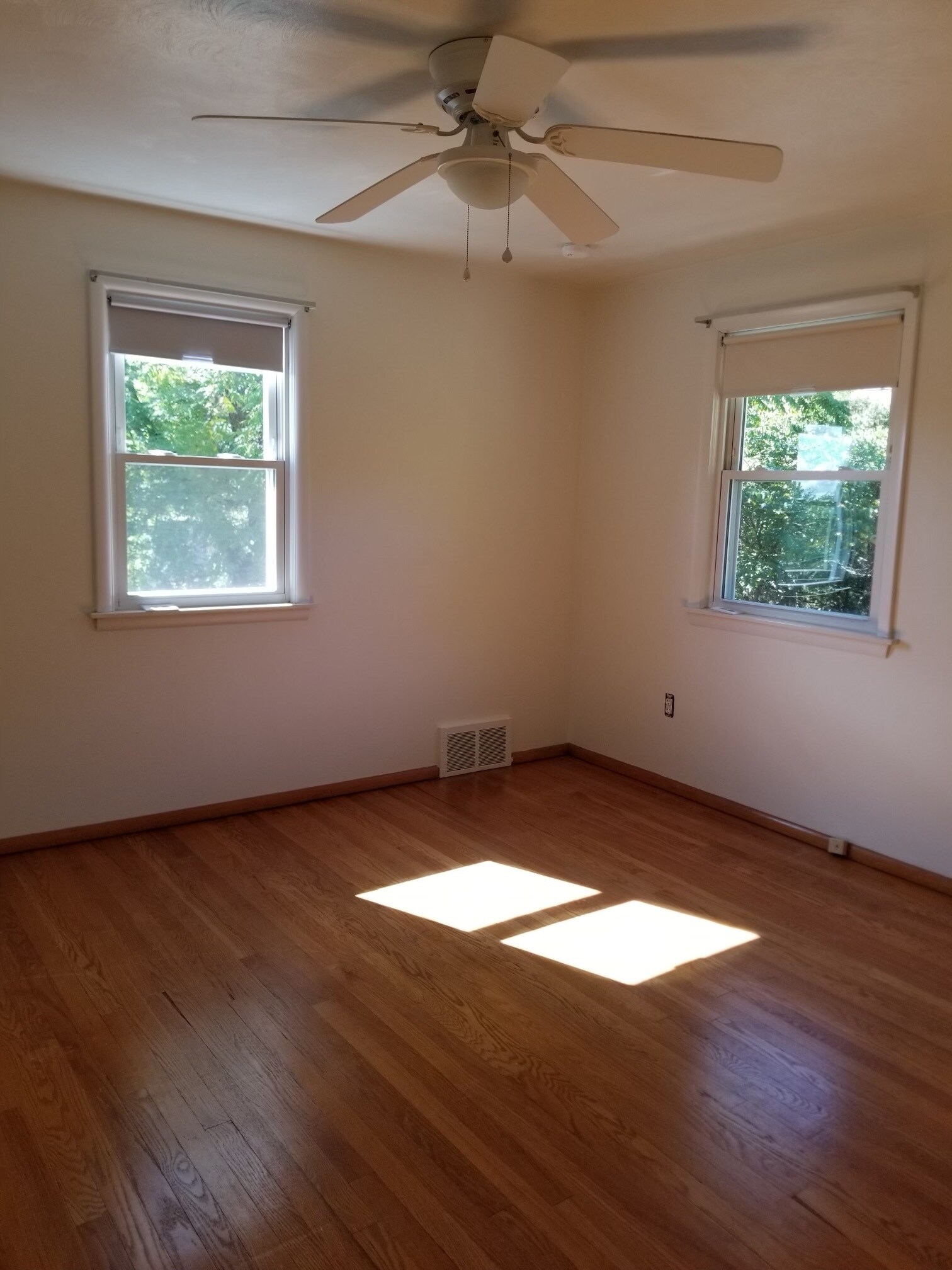 Smaller bedroom - 415 N 7th St