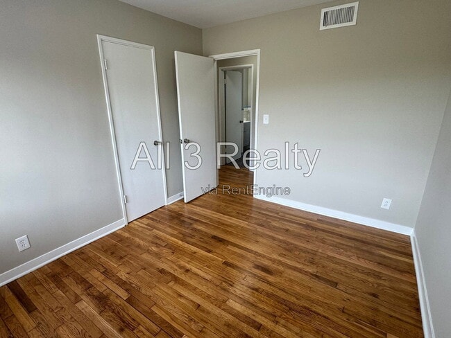 Building Photo - 990 Parkwood Dr