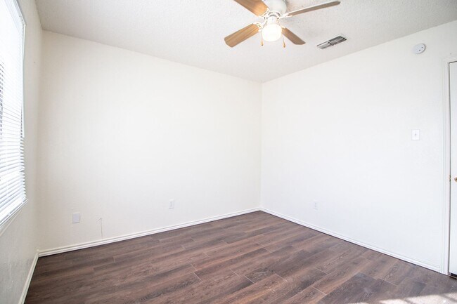 Building Photo - Charming 3 Bedroom 2 bathroom house WITH SOLAR