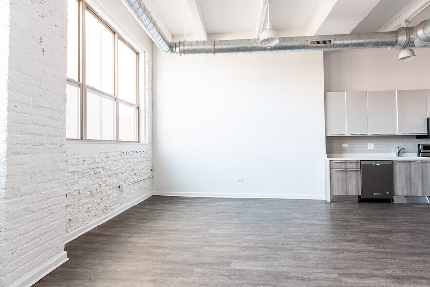 Building Photo - 932 W Dakin St