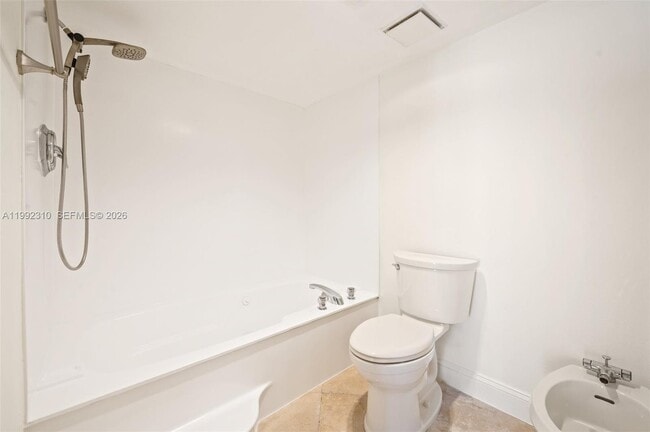 Building Photo - 520 Brickell Key Dr