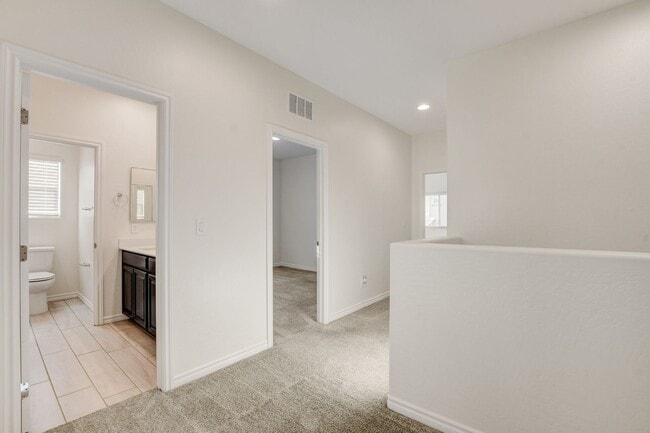 Building Photo - 4 Bedroom Townhouse in Tule Springs