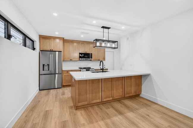 Building Photo - 2 BEDROOMS 1 BATHROOM!