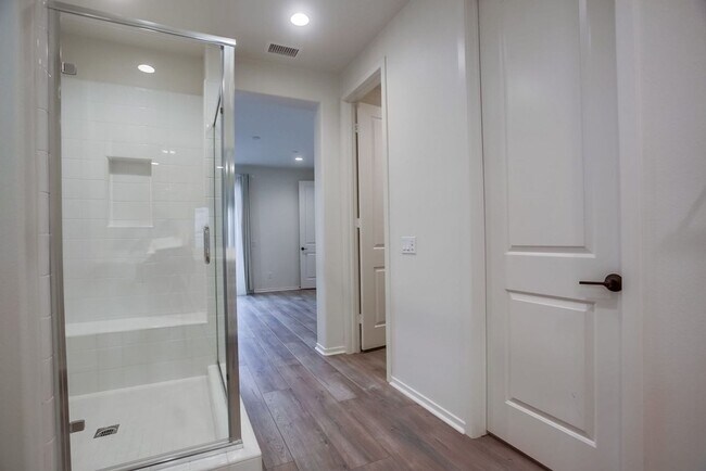 Building Photo - 5 Bedroom Home in Rancho Tesoro!