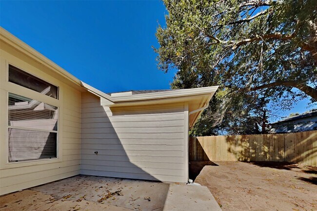 Building Photo - 21535 Sullivan Forest Dr