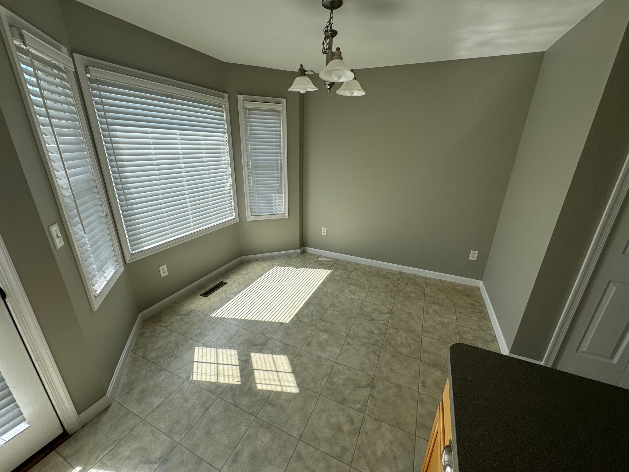 Building Photo - 134 Knob Hill Way
