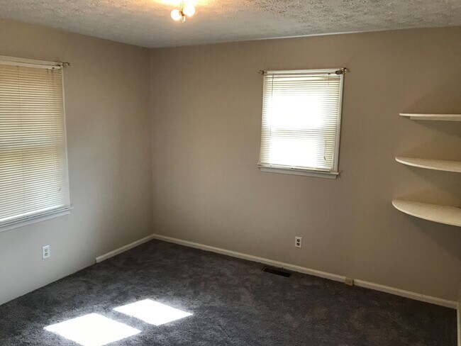 Building Photo - Move In Ready 3 Bedroom Brick Home