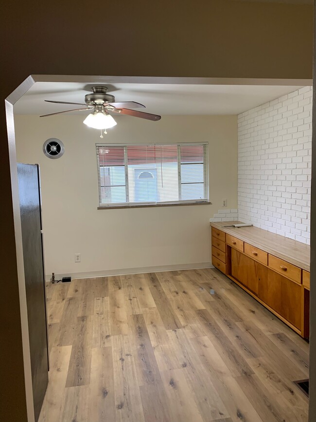 Dining area - 261 S Sylvan Ave