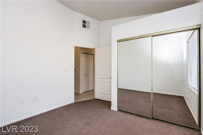 Building Photo - 2305 W Horizon Ridge Pkwy