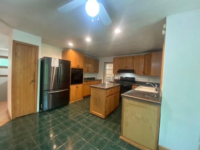 Building Photo - Secluded 4 bedrooms 3 baths with 2 car garage and fenced in yard in the town of Rutland for rent!