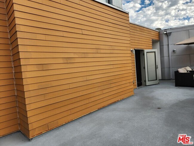 Building Photo - 6683 Franklin Ave