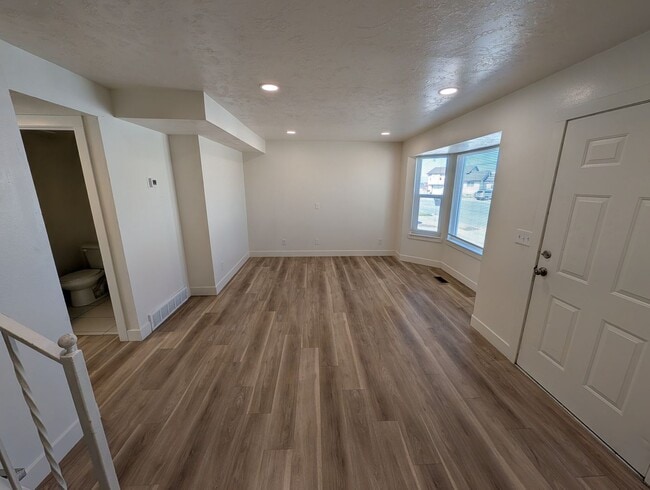 Building Photo - Twin Home with a 3-bedroom 1.5 Bath and Fenced Backyard