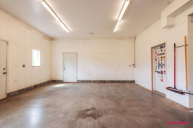 Building Photo - 2 BD, 2 BA Single-Family with Airstrip acc...