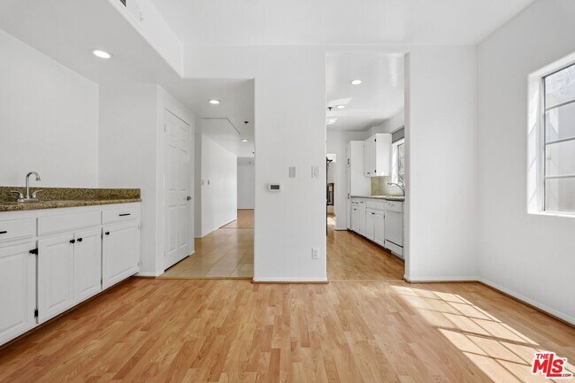Building Photo - 2205 S Bentley Ave