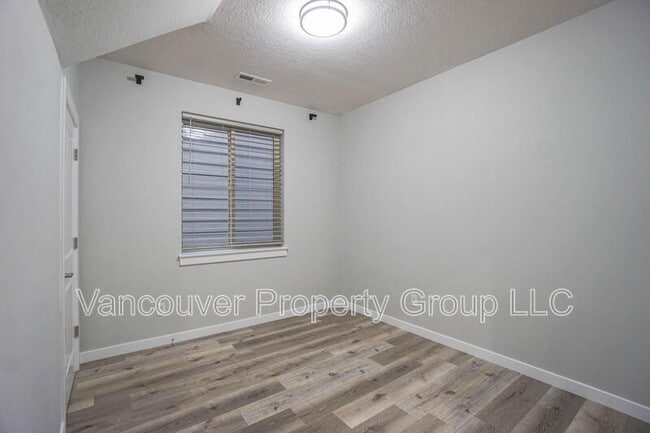 Building Photo - 13010 NE 24th Cir