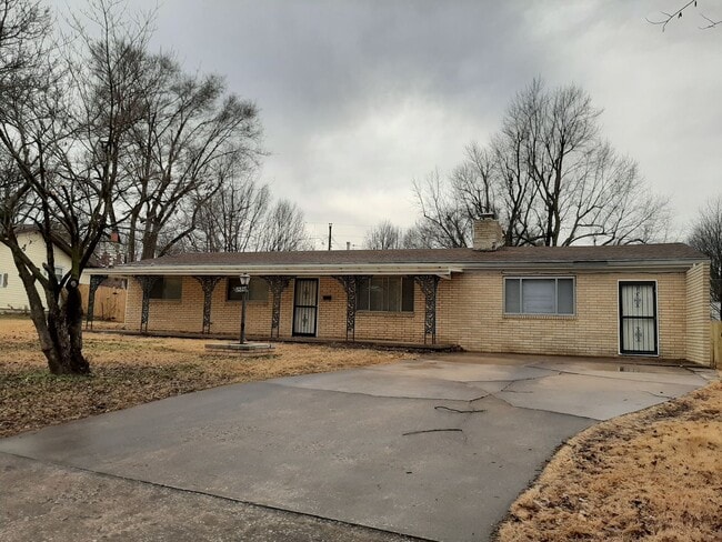 Building Photo - Totally Updated! New kitchen! 2 Living Areas! Kickapoo School District! $1,295