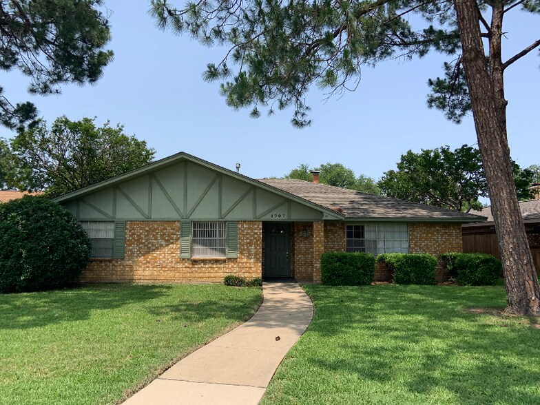 Building Photo - 1707 Chisolm Trail