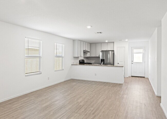 Building Photo - "Gorgeous 3-Bedroom Home with 2 Full Baths...