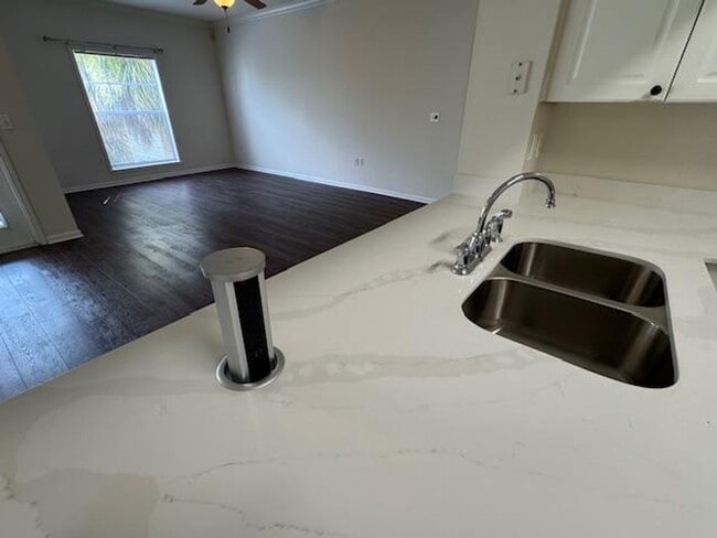 Building Photo - Renovated 3 Bedroom Top Floor Condo in Downtown Celebration