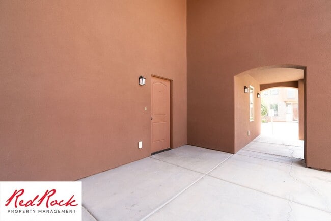 Building Photo - DOG-FRIENDLY 4 Bedroom Townhome with INTER...