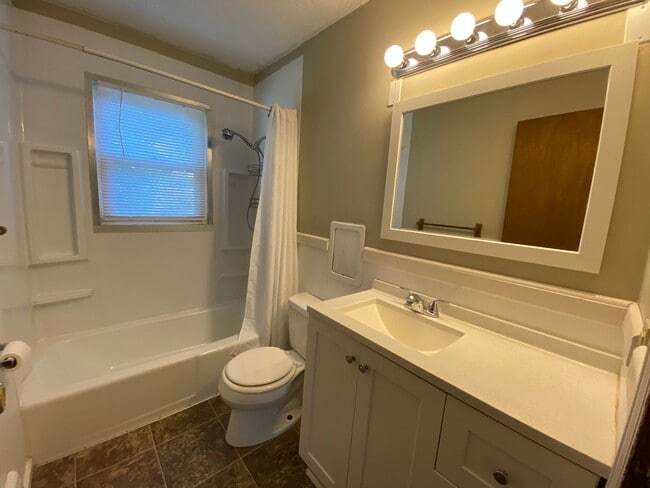 Building Photo - Sunny Single-Level 3BR with Oversized Yard...