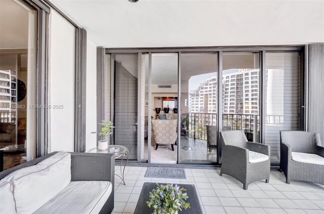 Building Photo - 520 Brickell Key Dr
