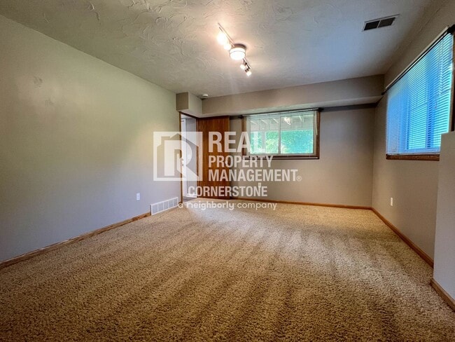 Building Photo - Spacious Country Home with Huge Yard and A...