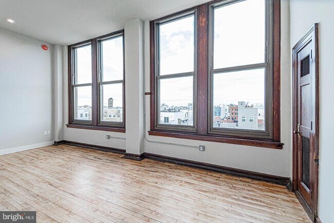 Building Photo - 1300 S 19th St