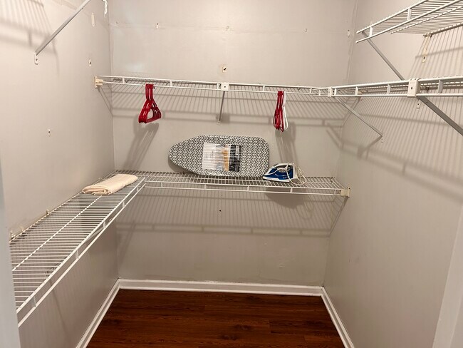 Building Photo - 4294 Tanglewilde Dr S