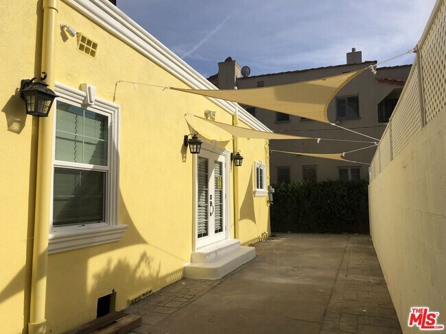 Building Photo - 257 N La Peer Dr