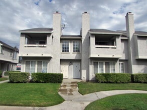 Building Photo - Cozy, upgraded 2-bedroom 2.5 bath condo in...